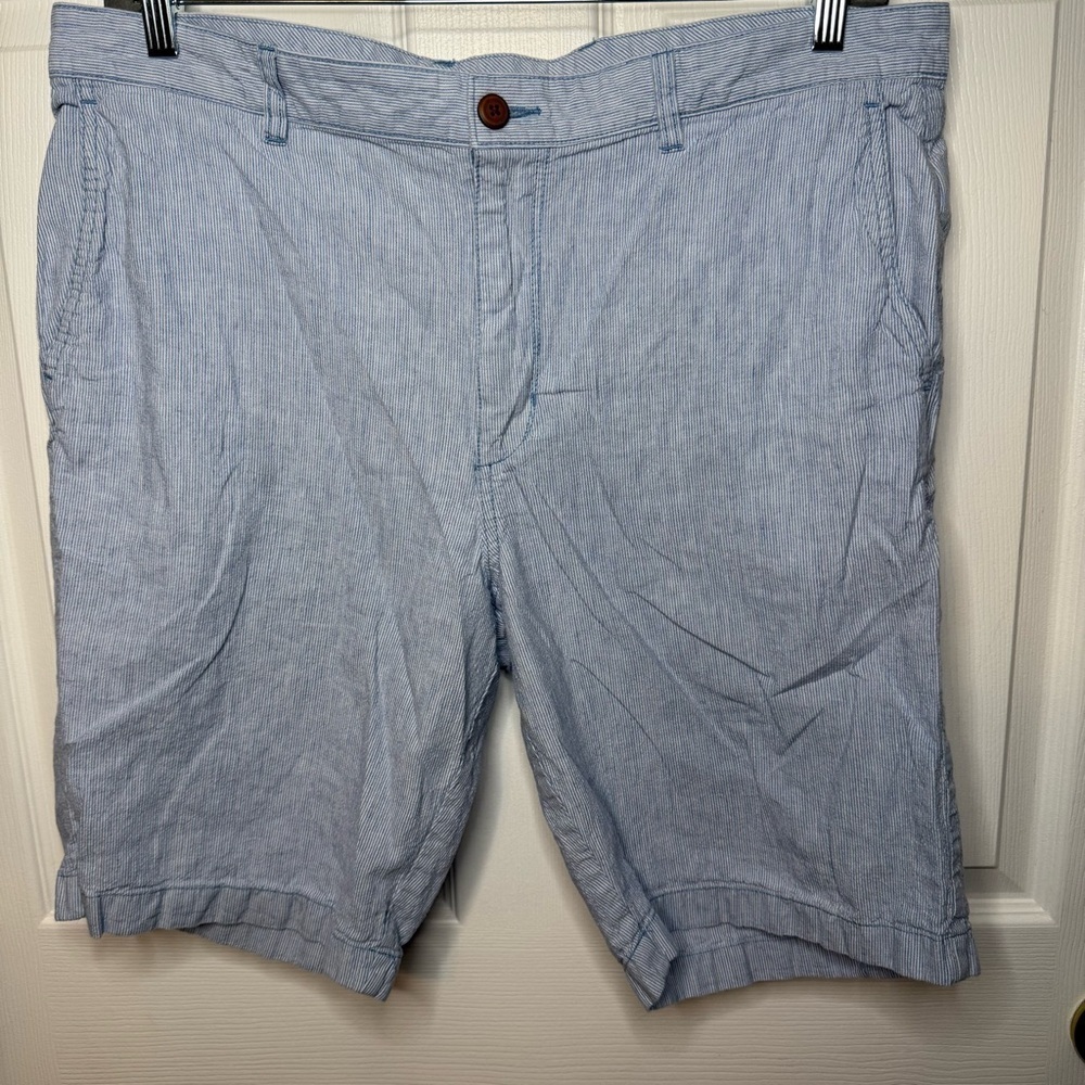 Tommy Bahama Men’s Blue and White Striped Shorts size 38 Waist GUC